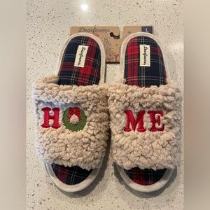 Cute Dearfoams Christmas slippers